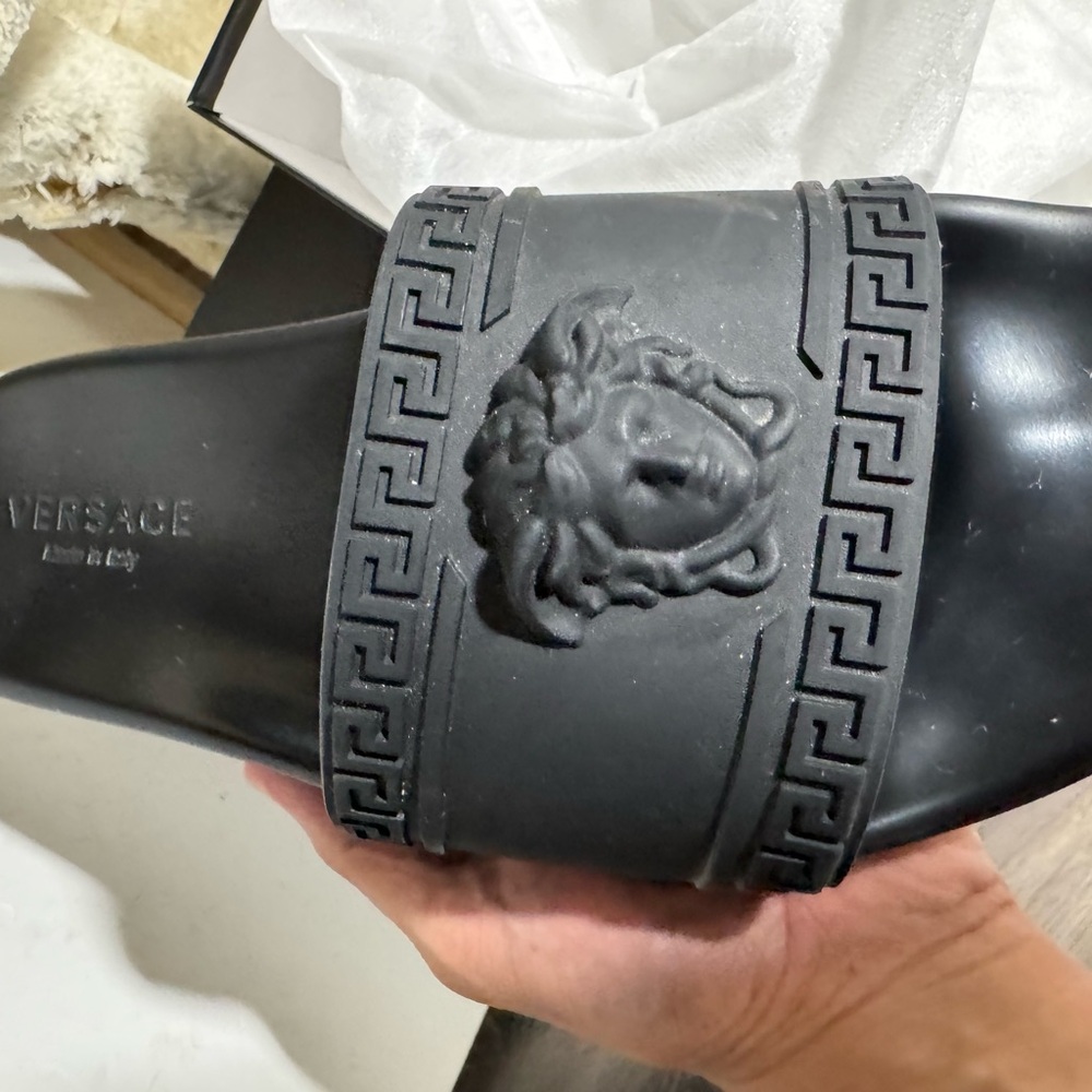 Versace slides. Sz 44. Like a 10-10.5. With box and tags - Picture 2 of 9